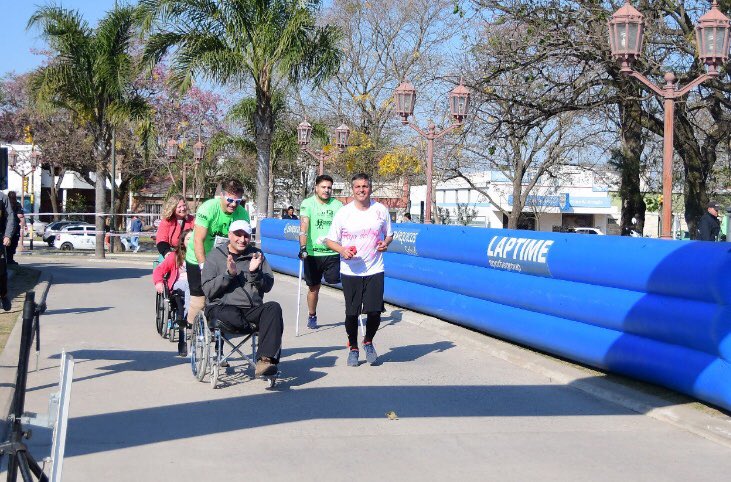 josebriacba's tweet photo. EXITOSA MARATÓN 2019🙌🏼

Con un gran ejemplo de "Los Imparables" que nos enseñan que se puede,que la limitación está en la mente y que la inclusión es la premisa fundamental para lograr una sociedad más igualitaria. 
Gracias a todo mi equipo de trabajo

#TrabajandoJuntos #Maratón https://t.co/IxGtwvElNc