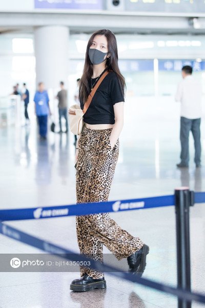 Imaginechina1's tweet photo. Chinese actress Cecilia Boey flashes sexy tiny waist and slim figure at Beijing airport #CeciliaBoey #SongYanfei #宋妍霏
https://t.co/hlAQz3gLK5 https://t.co/1LaJkFOD5C