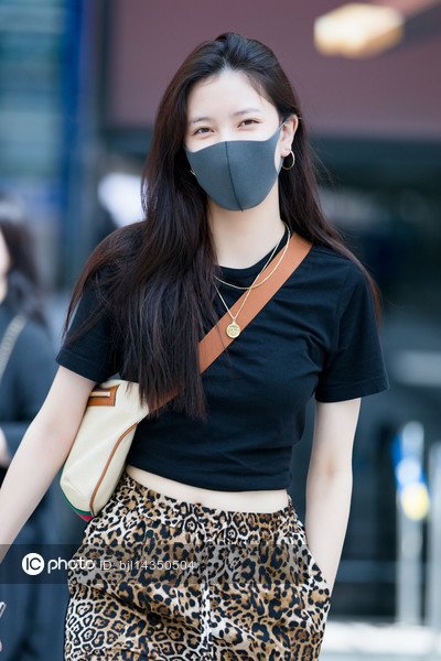 Imaginechina1's tweet photo. Chinese actress Cecilia Boey flashes sexy tiny waist and slim figure at Beijing airport #CeciliaBoey #SongYanfei #宋妍霏
https://t.co/hlAQz3gLK5 https://t.co/1LaJkFOD5C