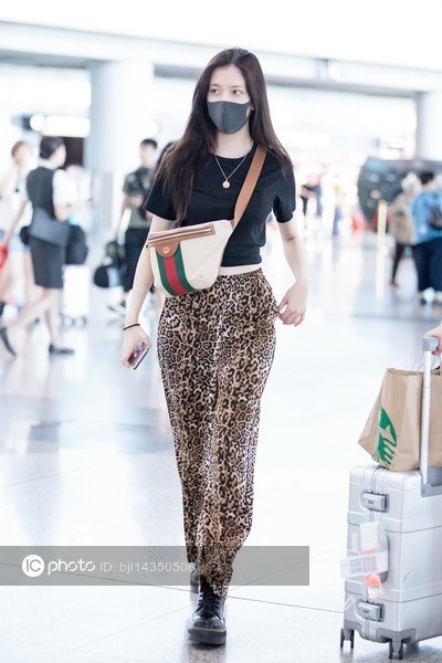 Imaginechina1's tweet photo. Chinese actress Cecilia Boey flashes sexy tiny waist and slim figure at Beijing airport #CeciliaBoey #SongYanfei #宋妍霏
https://t.co/hlAQz3gLK5 https://t.co/1LaJkFOD5C