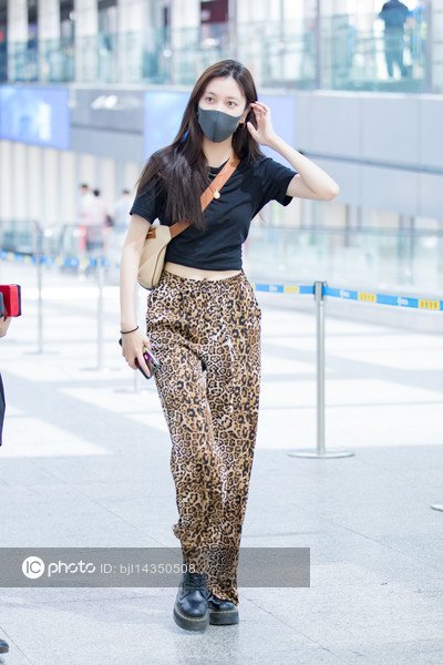 Imaginechina1's tweet photo. Chinese actress Cecilia Boey flashes sexy tiny waist and slim figure at Beijing airport #CeciliaBoey #SongYanfei #宋妍霏
https://t.co/hlAQz3gLK5 https://t.co/1LaJkFOD5C