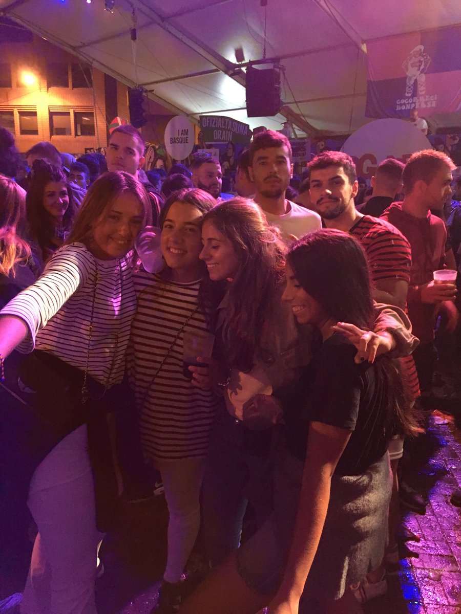 ElenaC4's tweet photo. #gogorregi #AsteNagusia2019 se lia hermanas 🤟🏾 https://t.co/n7DpETyVmz