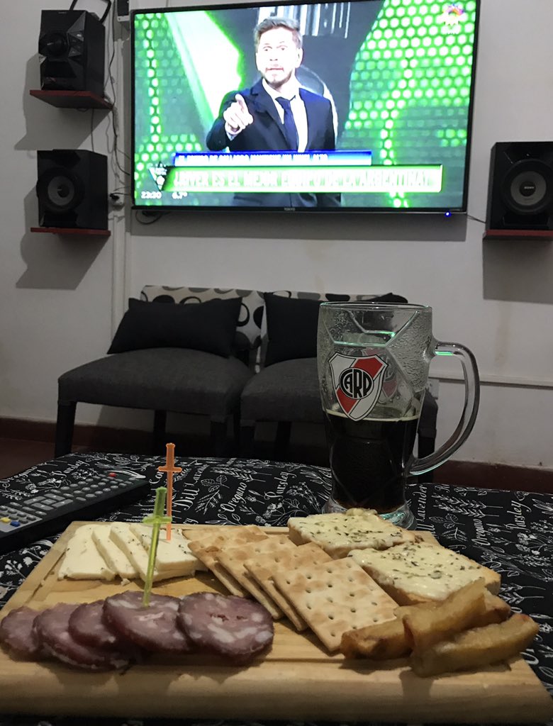 FedePrincich's tweet photo. @pasioneltrece le falta la corbata roja a Horacio y ya estaaaa!!! Jaja https://t.co/uxnEDnOCch