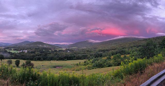Lindamissal's tweet photo. Absolutely unreal sunset at the house upstate this weekend. I could get used to this 😍💖 #catskills #upstateny #mountainsandsunsets 📷: @johnjameslinley #Instagram https://t.co/DLyBsTatKy