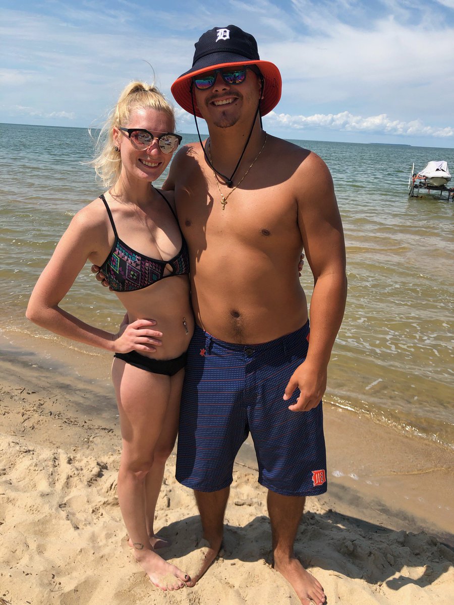 TOZZI_XXIII's tweet photo. The Tigers might suck but my vacation with this babe @haileyrose_xo didn't! Was worth the time off work! #Cheeseburger #Caseville #KeyNorth https://t.co/RSlk0BQcV3