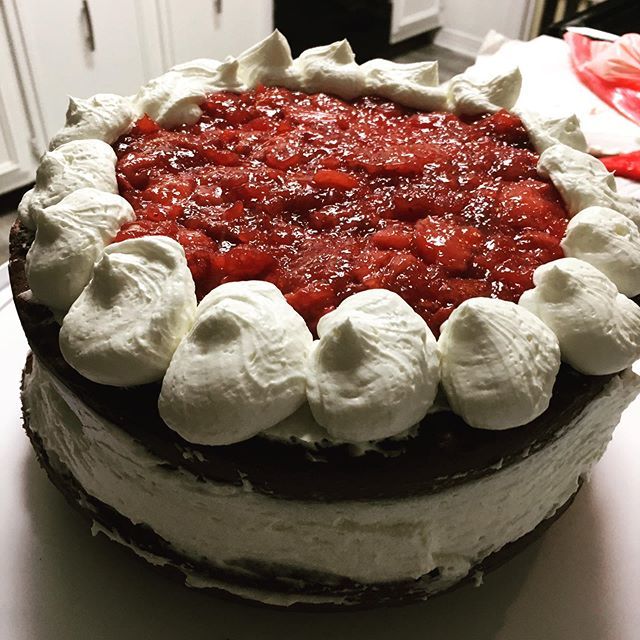 madsjchic's tweet photo. This either looks delicious or like an ironic start on Halloween baking 🤣
.
.
#cake #devilsfood #whippedicing #strawberry #lol #firstattempt #piping #ziploc #lowbrow #mmmmmm https://t.co/kaIujEXx5o https://t.co/09lYGzos27