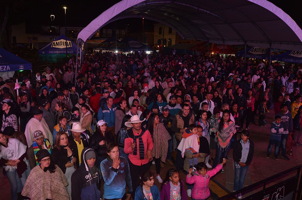 #Aestahora La agrupación musical SANOA, se presenta ante tres mil espectadores del municipio de <a href="/SotaquiraBoy/">ALCALDIA SOTAQUIRA</a>. La orquesta es respaldada con músicos con la más alta trayectoria y profesionalismo. Sotaquirá bicentenaria. Salomón Buitrago Fonseca, Alcalde 2019.