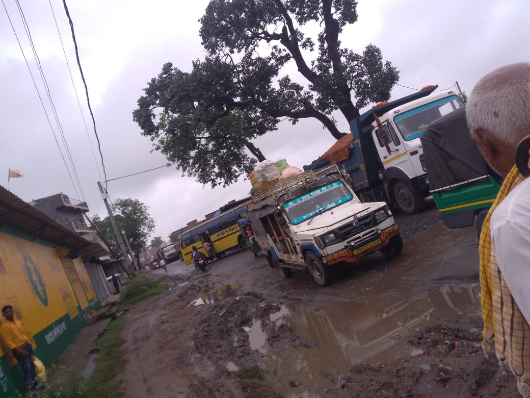 VICCKYBOND's tweet photo. ये रही #झारखंड में #हजारीबाग #चतरा मुख्य मार्ग #NH100 की सड़क का हाल हजारों लोगों को दरकिनार गंभीर दुर्घटना को आमंत्रित करता सड़क पर बेफ़िक्र @jharkhand181 @dasraghubar @DC_Hazaribag @nitin_gadkari @BJP4India @INCIndia @ZeeBiharNews @NewsNaxatra @PMOIndia @bjpcpsingh https://t.co/2eQlK9pN09