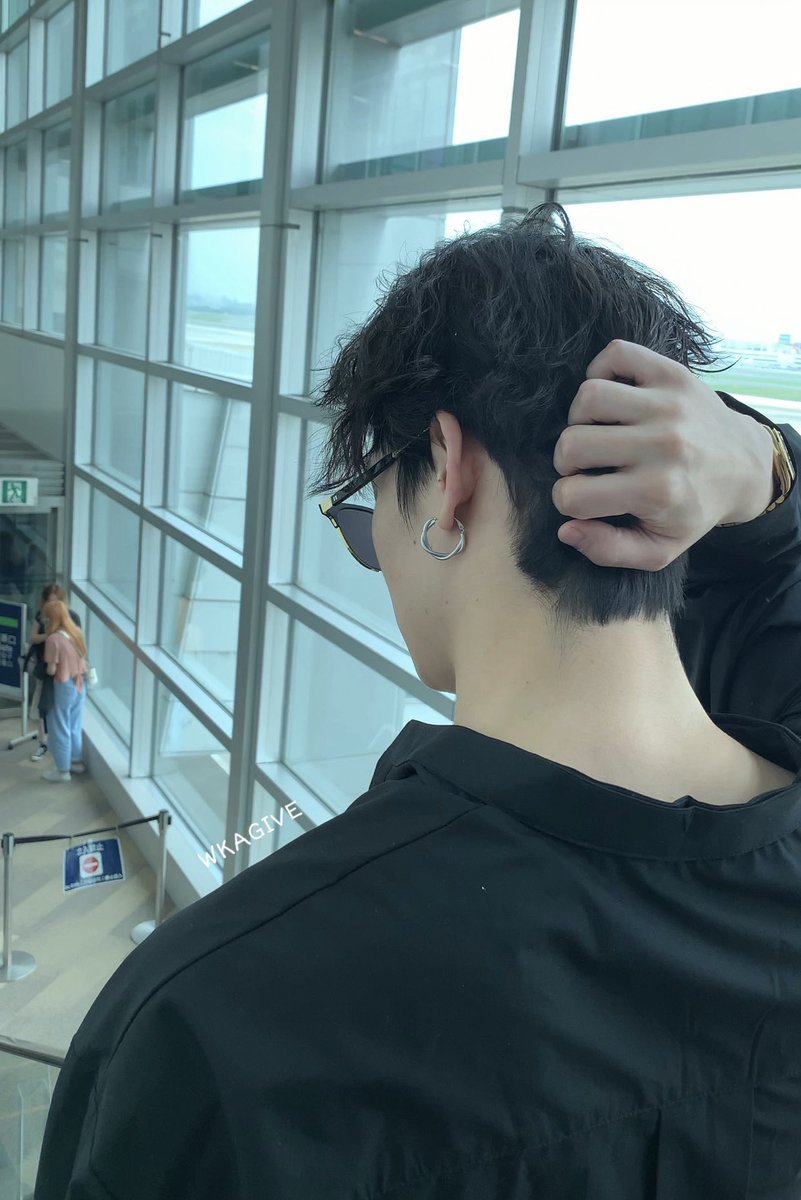 immmjb's tweet photo. แผ่นหลังของพี่ กร้าวใจน้องเหลือเกิน ❤️🌴
#Jaebeom https://t.co/xI752Cpwko