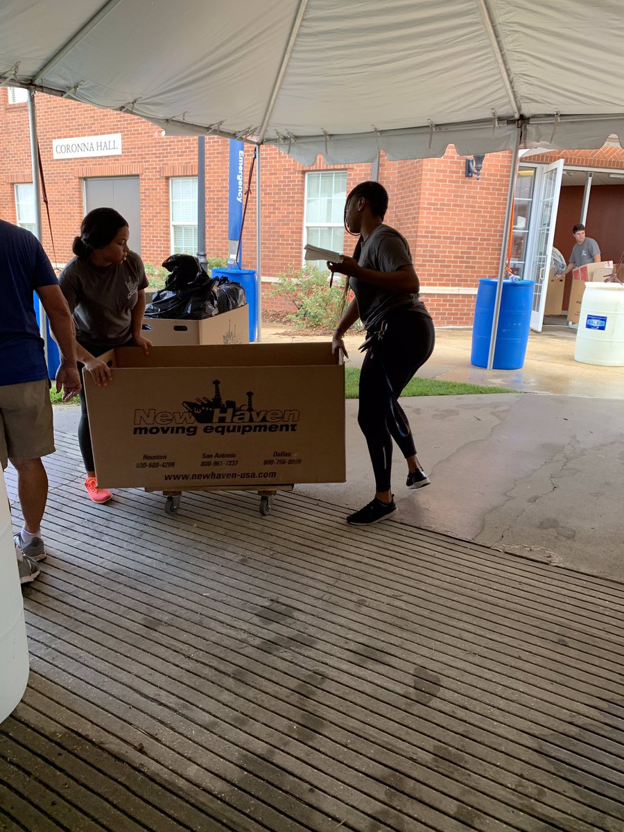 PiEpsilon22's tweet image. Today concluded a busy weekend for the ladies of Pi Epsilon. They assisted #ul23 with moving into their new homes for the school year. Next up: #Blackprint2019 #ulgetinvolved #sgrho #1922 #greaterservicegreaterprogress #hardworkingpoodles