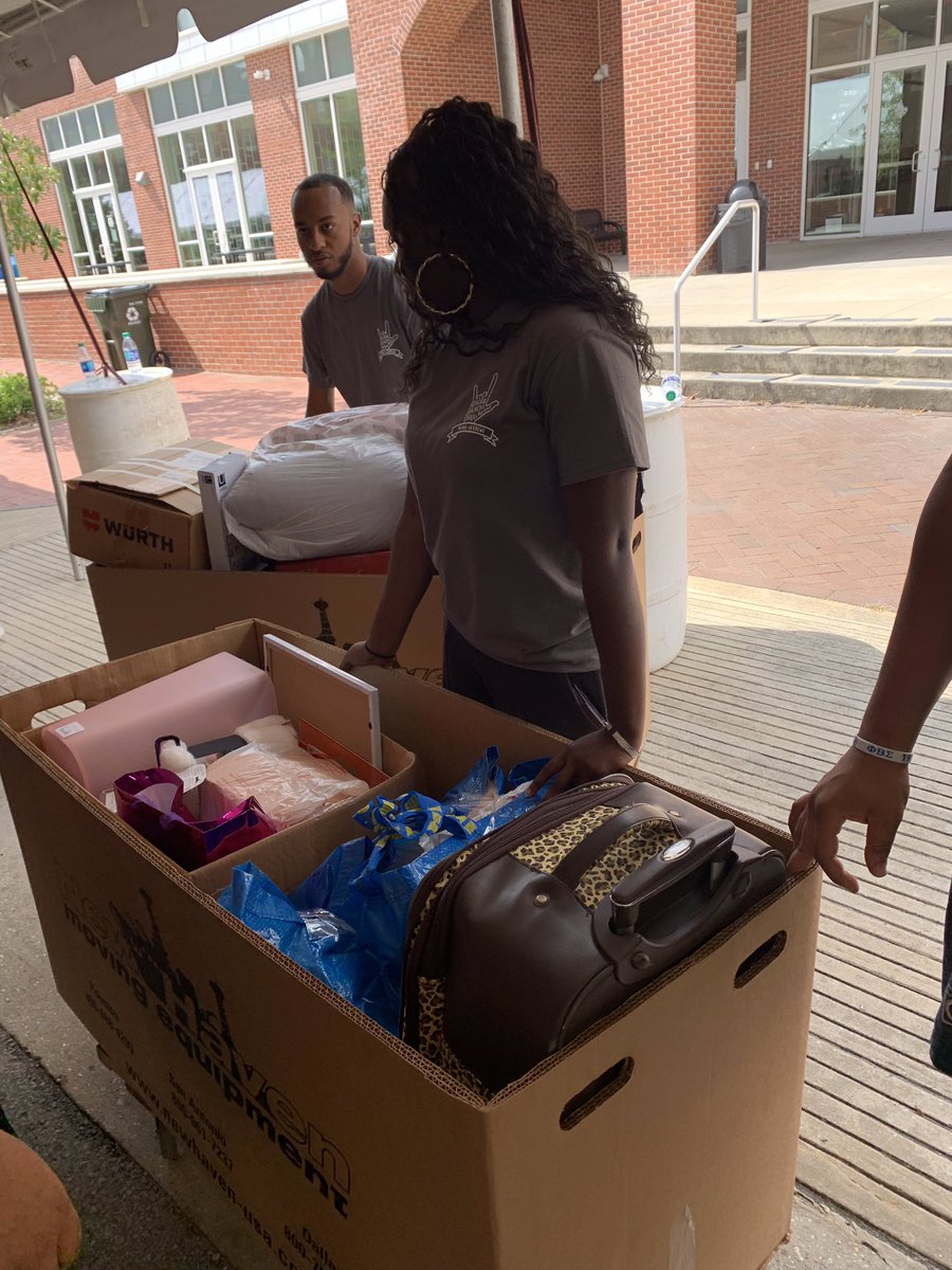 PiEpsilon22's tweet image. Today concluded a busy weekend for the ladies of Pi Epsilon. They assisted #ul23 with moving into their new homes for the school year. Next up: #Blackprint2019 #ulgetinvolved #sgrho #1922 #greaterservicegreaterprogress #hardworkingpoodles