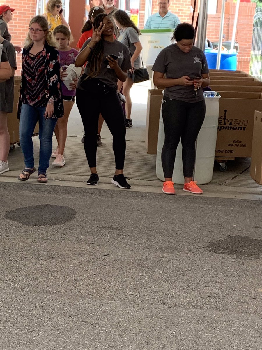 PiEpsilon22's tweet image. Today concluded a busy weekend for the ladies of Pi Epsilon. They assisted #ul23 with moving into their new homes for the school year. Next up: #Blackprint2019 #ulgetinvolved #sgrho #1922 #greaterservicegreaterprogress #hardworkingpoodles