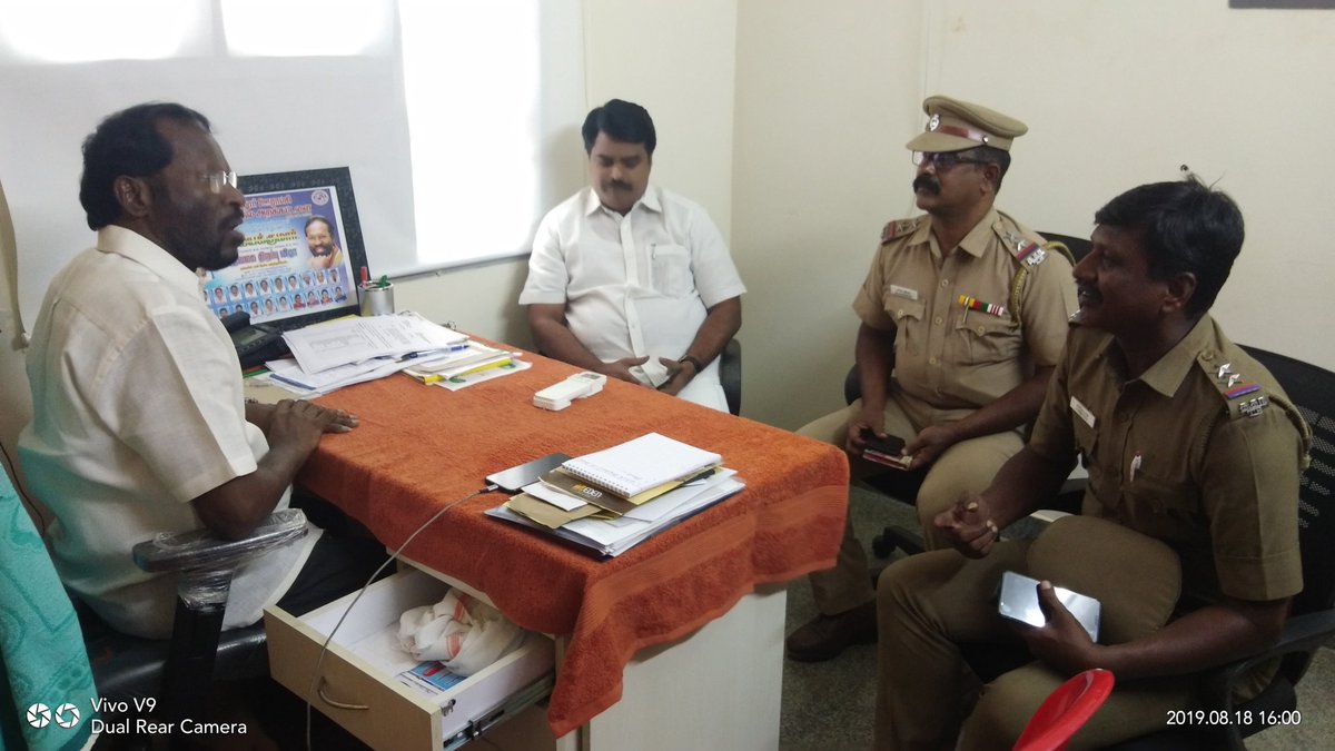 DrJayakumarMP's tweet photo. திருவள்ளூர் MP அலுவலகத்தில், தொகுதி மக்கள் குறைகளை தீர்கும் விதமாக துறை வாரியாக அரசு அதிகாரிகளிடம் ஆலோசனை செய்து உடனடி நடவடிக்கை எடுக்க அறிவுறுத்தினார். https://t.co/TKpLt7UKDB