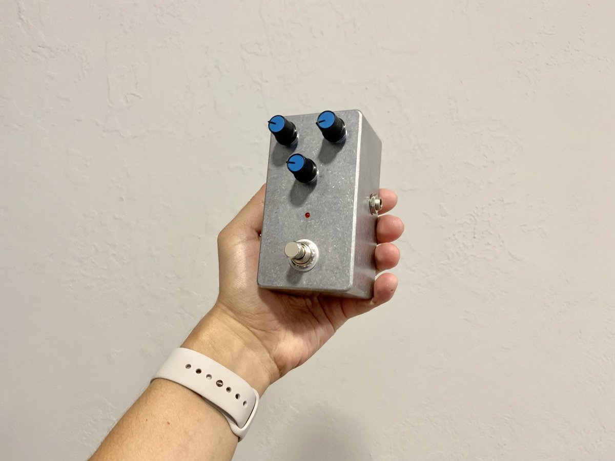 r3s3t's tweet photo. Работы над аналогом педальки Big Muff завершены, @lebedev удалось сделать её невероятной по звучанию. Скоро @yushkovvalera сделает видео с испытаниями, а потом пойдём на форумы показывать гитарным энтузиастам. Интересно, куда это всё в итоге заведёт нас. https://t.co/Usp9gVe7x0