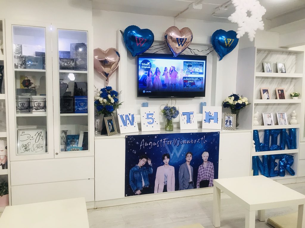 sine_in's tweet photo. งานสวยมากกกกกกก อยากมีแบบนี้ไว้ที่บ้านเลย
#AugustForWinner5th
#5YearsWithWinner
#WINNER #WINNIVERSARY
#FiveYearsWithWinner https://t.co/3RLXUABwLR