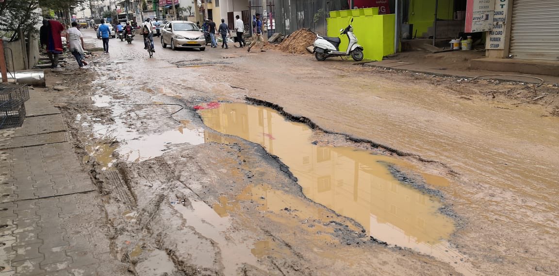 sheddese's tweet photo. This road is used by all major IT company employees. Gear Road/Devarabeesanahalli Road ⁦@PCMohanMP⁩ ⁦@bjparvind⁩ ⁦@Tejasvi_Surya⁩ ⁦@PMOIndia⁩ https://t.co/9rWC9Jk7Lt