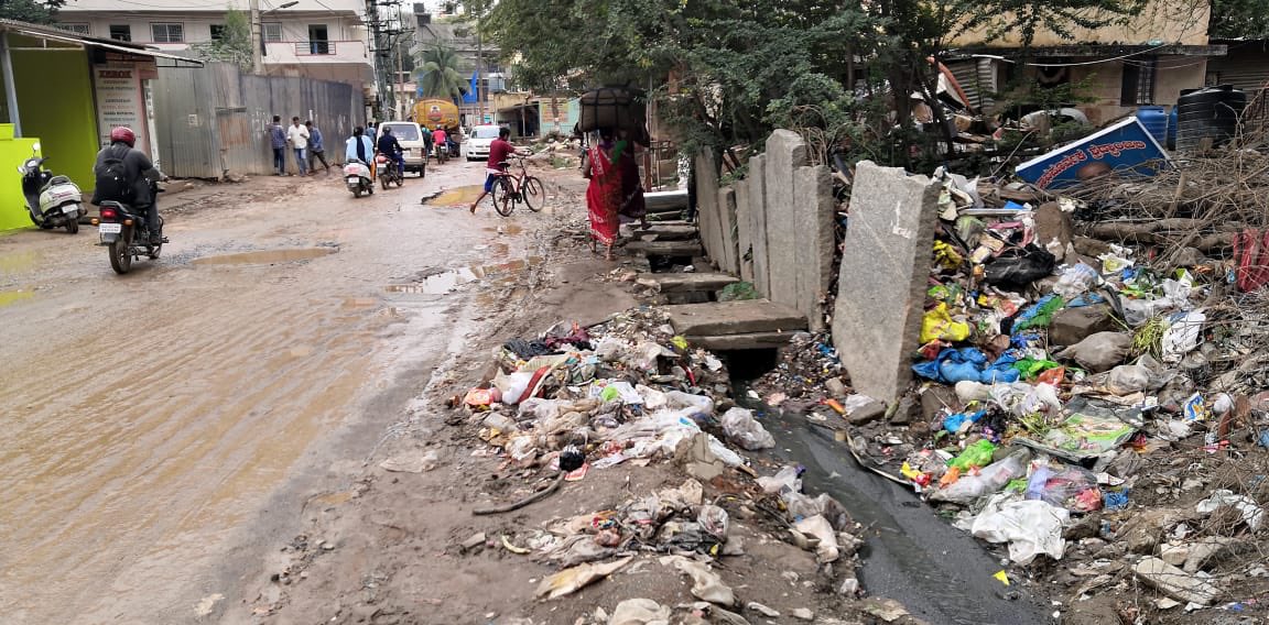 sheddese's tweet photo. This road is used by all major IT company employees. Gear Road/Devarabeesanahalli Road ⁦@PCMohanMP⁩ ⁦@bjparvind⁩ ⁦@Tejasvi_Surya⁩ ⁦@PMOIndia⁩ https://t.co/9rWC9Jk7Lt