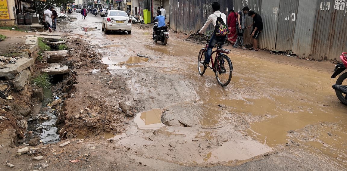 sheddese's tweet photo. This road is used by all major IT company employees. Gear Road/Devarabeesanahalli Road ⁦@PCMohanMP⁩ ⁦@bjparvind⁩ ⁦@Tejasvi_Surya⁩ ⁦@PMOIndia⁩ https://t.co/9rWC9Jk7Lt