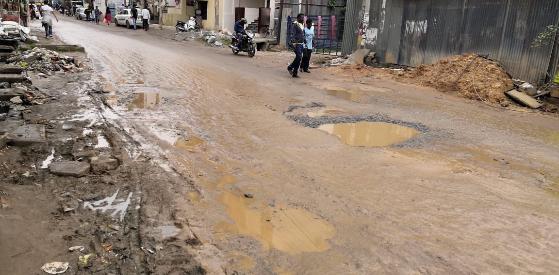 sheddese's tweet photo. This road is used by all major IT company employees. Gear Road/Devarabeesanahalli Road ⁦@PCMohanMP⁩ ⁦@bjparvind⁩ ⁦@Tejasvi_Surya⁩ ⁦@PMOIndia⁩ https://t.co/9rWC9Jk7Lt