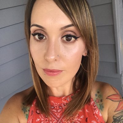 vonnieweber8's tweet photo. The natural light by my front door kills it every time! #NewProfilePic #nofilterneeded #thatskin #glowing https://t.co/u5CiSXALVI