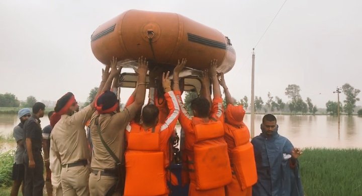 NDRFHQ's tweet photo. #Floods2019
#NDRFDeployment
@ Jalandhar, Punjab 
#COMMITTED2HELP
#COMMITTED2SERVE
#NDRF4U 
@satyaprad1 
@PIBHomeAffairs 
@PunjabPoliceInd https://t.co/aq4ZW5bbpc