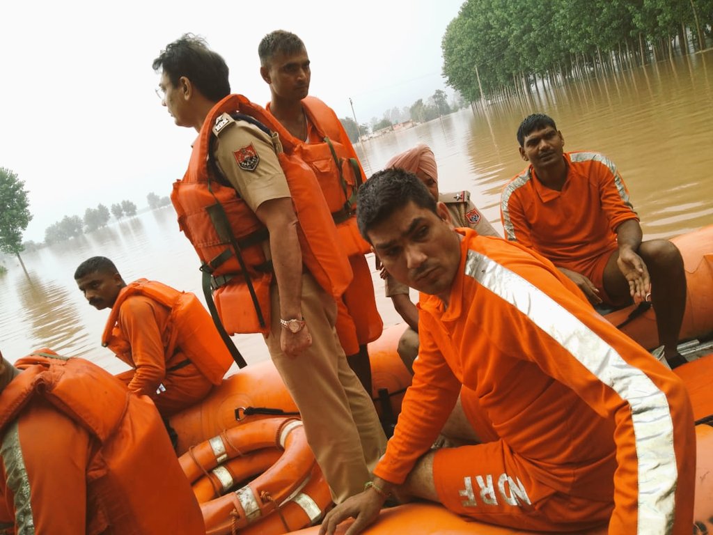 NDRFHQ's tweet photo. #Floods2019
#NDRFDeployment
@ Jalandhar, Punjab 
#COMMITTED2HELP
#COMMITTED2SERVE
#NDRF4U 
@satyaprad1 
@PIBHomeAffairs 
@PunjabPoliceInd https://t.co/aq4ZW5bbpc