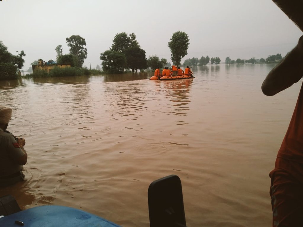 NDRFHQ's tweet photo. #Floods2019
#NDRFDeployment
@ Jalandhar, Punjab 
#COMMITTED2HELP
#COMMITTED2SERVE
#NDRF4U 
@satyaprad1 
@PIBHomeAffairs 
@PunjabPoliceInd https://t.co/aq4ZW5bbpc