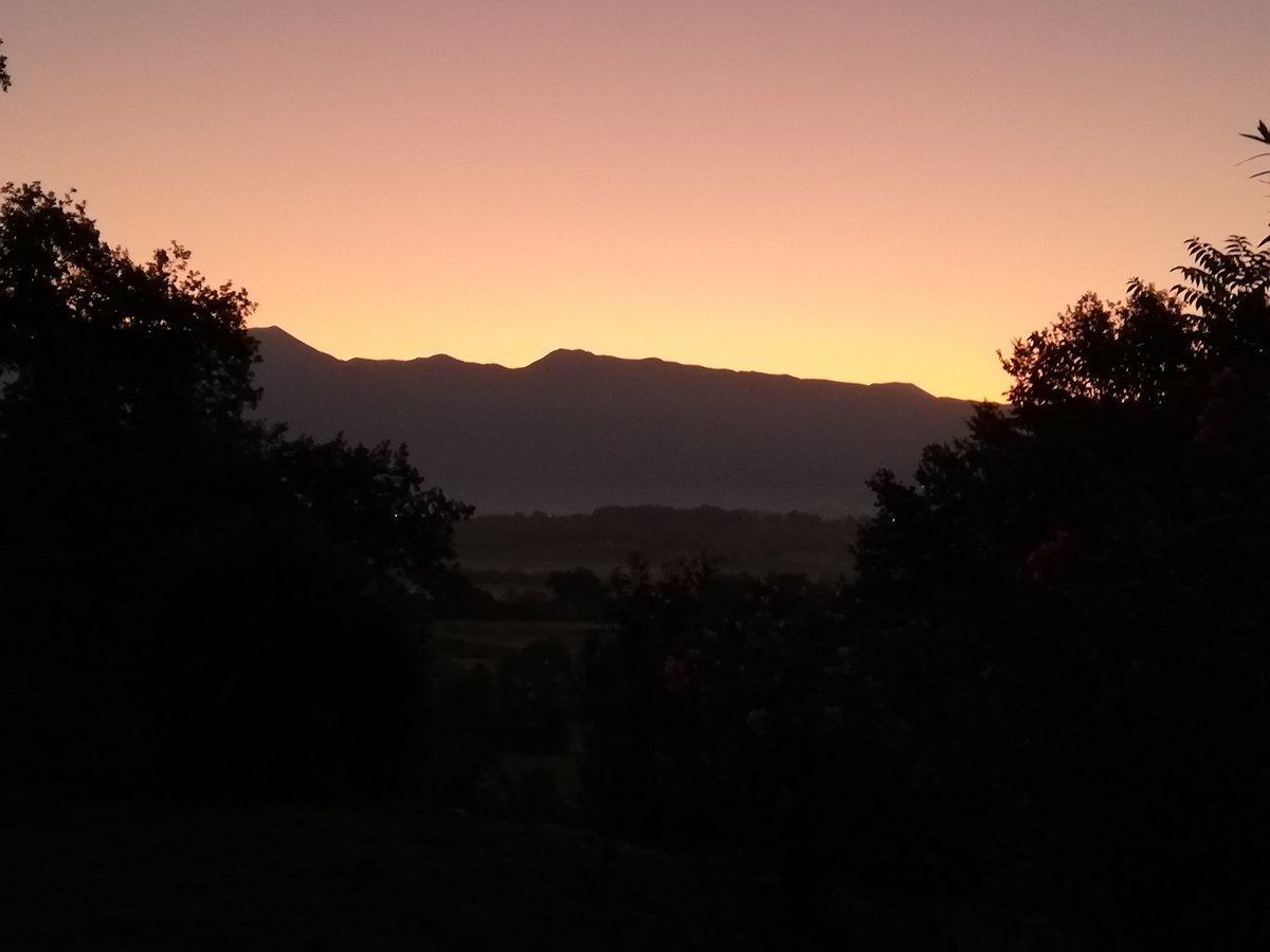 SoniaDAGOTOR's tweet photo. Merci insomnie de me permettre de voir ça : l'aurore sur le Monte Meta. C'est beau d'en bas, alors vous imaginez d'en haut ?
Pour vous faire votre opinion, lisez ZEN ALTITUDE. Bonne nuit... ou plutôt bonjour ! #aurore #zenaltitude #italia #montemeta #montagnes https://t.co/H1YhAo1mhF