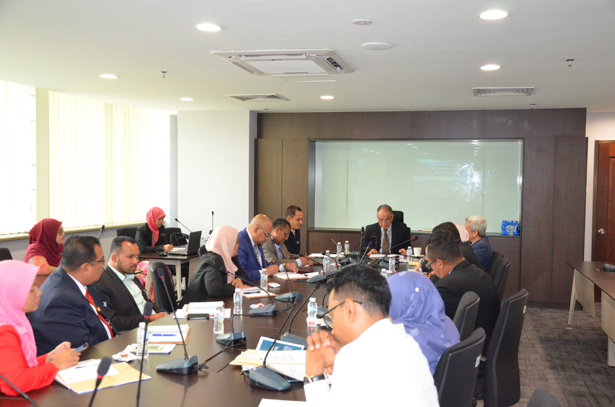 JKRKualaLumpur's tweet photo. 19 Ogos 2019 : Kunjungan Hormat Pengarah Pembangunan Negeri (PPN), Pejabat Pembangunan Negeri Wilayah Persekutuan (ICU JPM) ke JKR Wilayah Persekutuan Kuala Lumpur.
@MOWorks
@JKRMalaysia
@JkrklWp
@azmihamid73
@zainibakar2
@SallehShahrir
#TogetherWeDelivered
#WorkAsAFamily https://t.co/AprT7ULnPZ