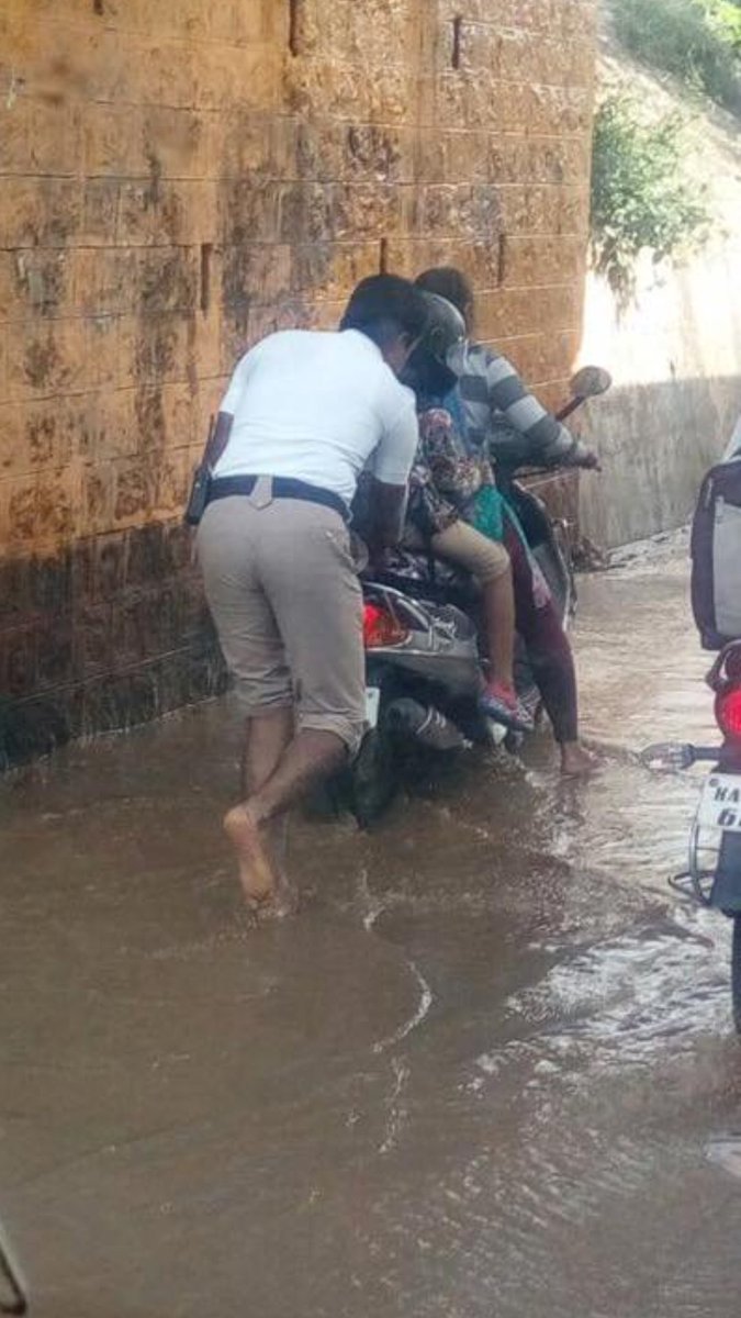 Clint__Thomas's tweet photo. Two-kilometre long traffic jam on new airport road caused by massive craters and water logging. BBMP should hang it's head in shame. Respect for @blrcitytraffic. @bbmpcommr @BBMP_MAYOR @tv9kannada #bangaloretraffic https://t.co/W7irLdamMz