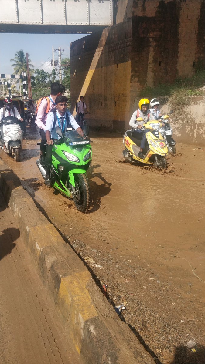 Clint__Thomas's tweet photo. Two-kilometre long traffic jam on new airport road caused by massive craters and water logging. BBMP should hang it's head in shame. Respect for @blrcitytraffic. @bbmpcommr @BBMP_MAYOR @tv9kannada #bangaloretraffic https://t.co/W7irLdamMz