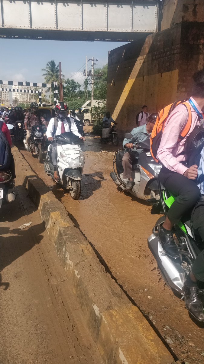 Clint__Thomas's tweet photo. Two-kilometre long traffic jam on new airport road caused by massive craters and water logging. BBMP should hang it's head in shame. Respect for @blrcitytraffic. @bbmpcommr @BBMP_MAYOR @tv9kannada #bangaloretraffic https://t.co/W7irLdamMz