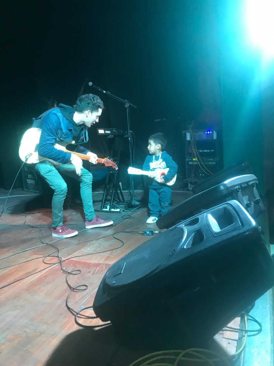 CinElisabet's tweet photo. Recién llegados del #CongresoST #SúperBendecidos Lazarito ATR 🎸🥰 https://t.co/jpgfk9Rvf7