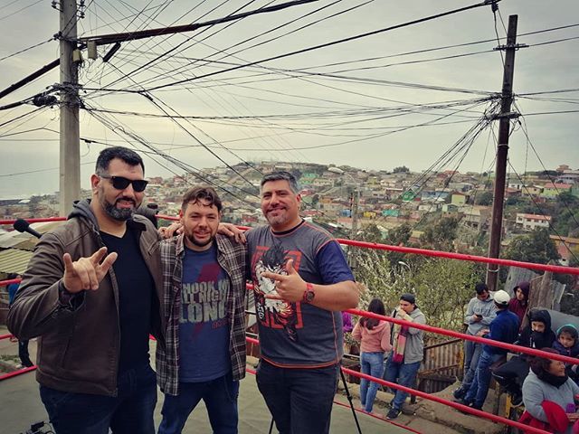 leyseca's tweet photo. Gracias al "en vivo!" nos juntamos a hacer lo que más nos hace felices que es nuestra música! Hoy acompañando a la agrupación porteña #ValparaisoLuchaLibre en Playa Ancha. Gracias!

@mahnedgar
@ricardoleyseca
@claudiokissero

#valpo #leysecachile #rockenvalpo #valporock #pla… https://t.co/FisJThDRLP