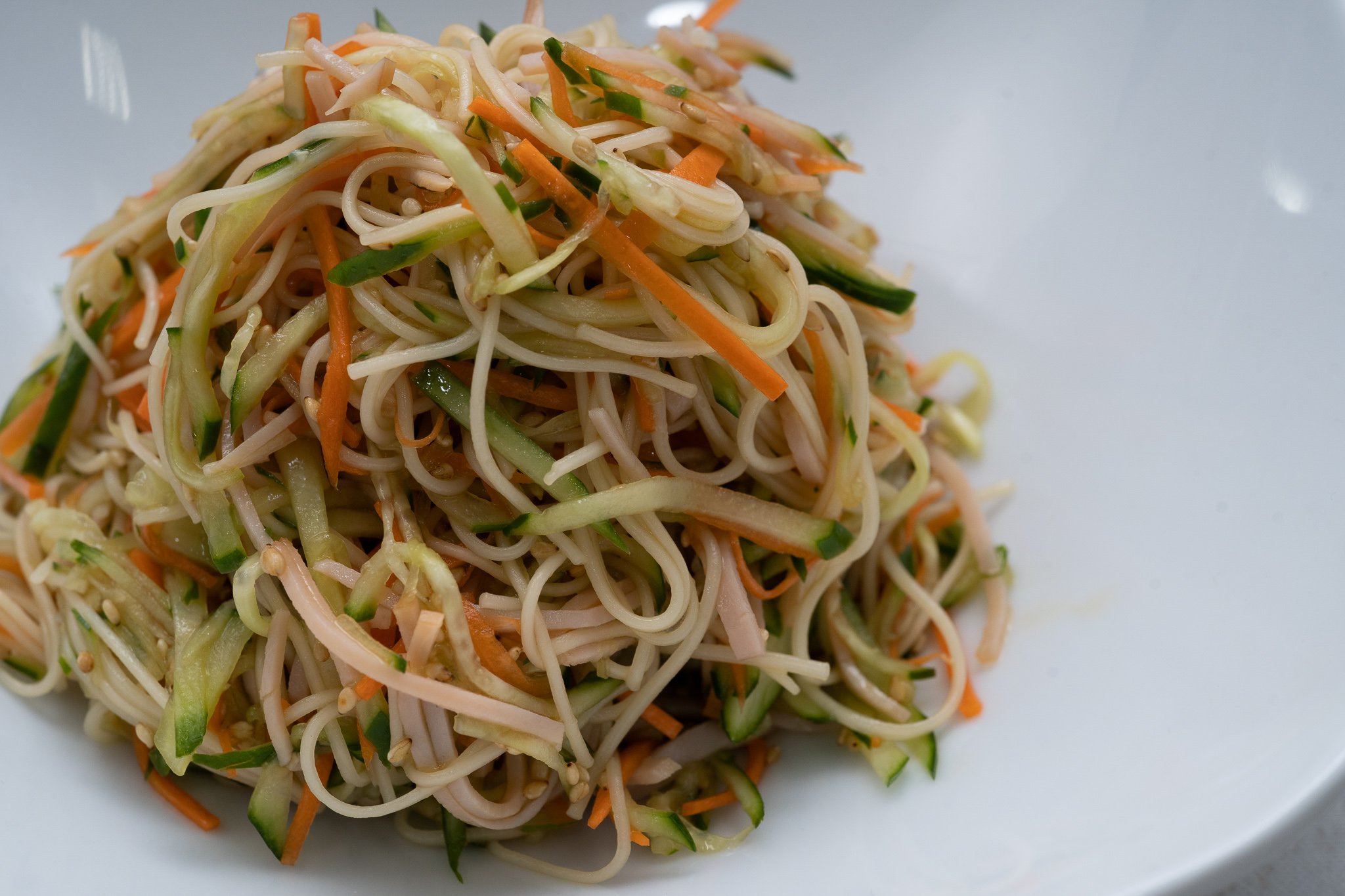 ジェーン スー生活は踊る Tbsラジオ 茹でて残ったそうめんでok 中華風そうめんサラダ ハム きゅうり にんじんは千切り そうめんは食べやすく切る 調味料とガラスープの素 ゴマをを混ぜ合わせて 具材と和えたら完成 So954 生活は踊る