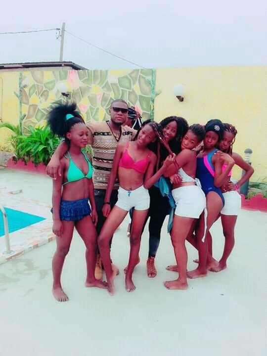 InionguiP's tweet photo. Le tournage du clips louata culotte ba tal ngé le clan zbx étais on feu😱😱👉💶👉💪👆👑👉👏 https://t.co/aToepGEU2g