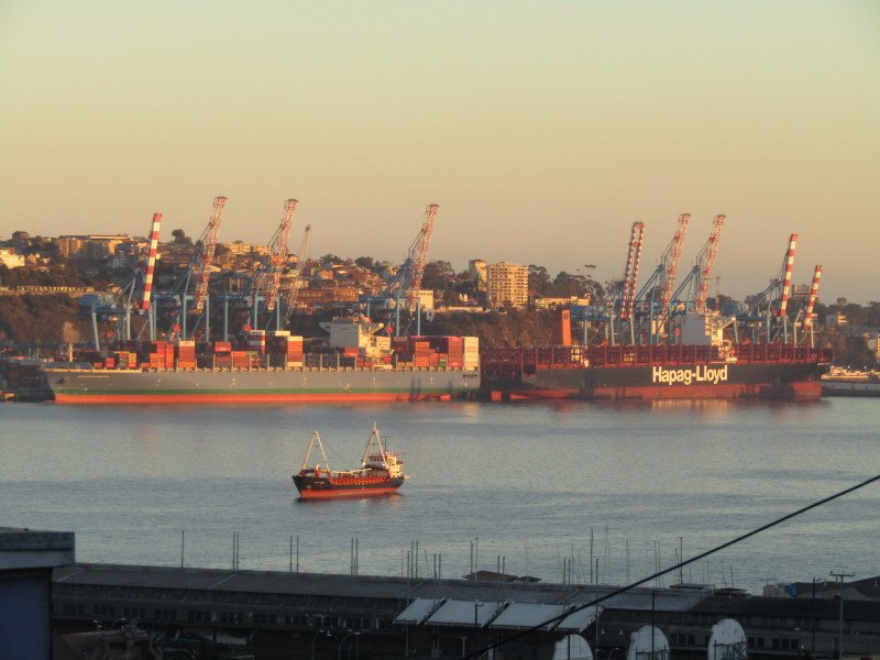 javieer2ignacio's tweet photo. Fotos de los buques que llegaron estas últimas semanas a @PortValparaiso @TPS_Valparaiso @PortalPortuario @Capuertovalp @edgardolazo @EmilioRifo @apuntesyviajes @Off_Valpo #Valparaiso 
Naves:
#Maersk_stepnica 
#Mol_beyond
#Cauquenes
#Seaspan_bravo
#Santos_express https://t.co/w8sg8ziFwr