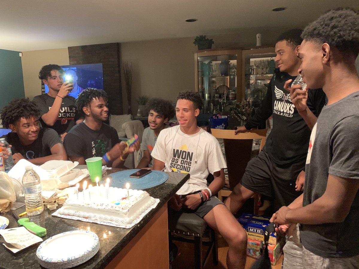RecruitTerryn's tweet photo. #BirthdayFlow #17 #WeGoWayBack @Gavin_M_Jones #NorthPlainfield #WashingtonRock #PopWarner #FootballFriends #DifferentSchools thanks for celebrating with me https://t.co/AMcmvf9xfp