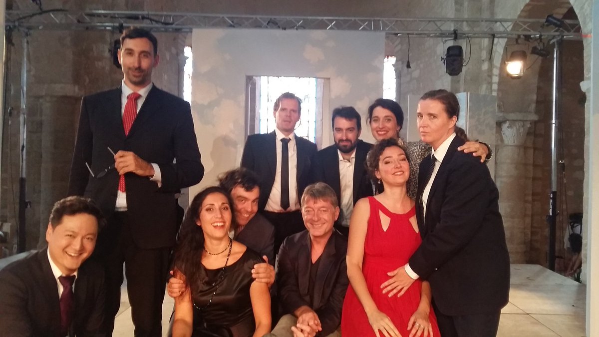 dianahigbee's tweet photo. Avec le cast des Noces de Figaro de Mozart au #festivalevaganizate merci @DavidMolard #danielslater et #Ojif pour cette folle journée. https://t.co/m35pliZJXS