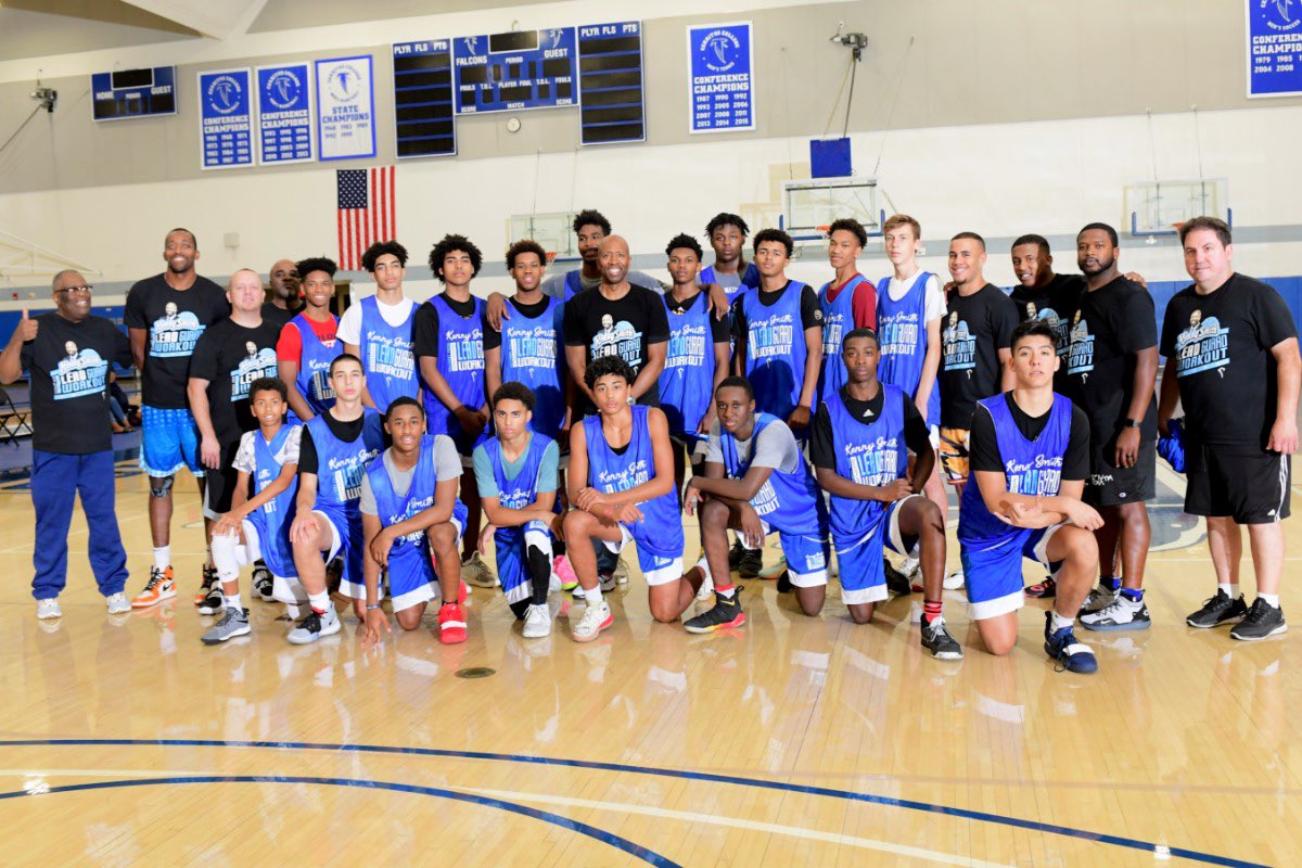 FCPPangos's tweet photo. 2019 Kenny Smith Lead Guard Workout @trigonis30 @PangosAACamp ⛹🏽♂️💨🙌🏼🏀 solid afternoon learning from one of the best is the biz @TheJetOnTNT 💭‼️#NBAAnalyst #NBAchampion (🏆x ✌🏼) 10 year #NBAVeteran #UNCTarheel #McDAA #KennyTheJet #KennySmith 📸 Scott Kurtz https://t.co/ayX5XzTdDx