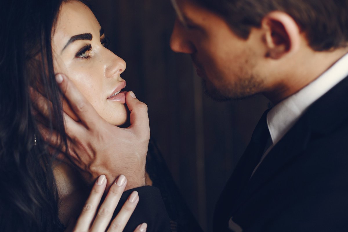 AuthorLy_James's tweet photo. "Let me be your monster. Let me kill for you, Angel." #TMAHA #TheMafiaAndHisAngel #Aylessio https://t.co/YbykUe94xb