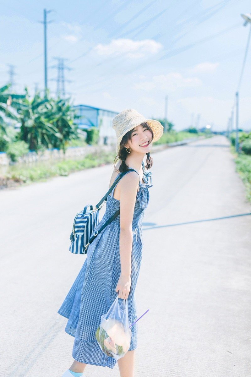 dddaimonsu's tweet photo. 1931の真実　夏の絵空事

#严云笙 (叶子 葉子 イエズ)
叶子の夏の写真、真夏の強い日差し、西瓜を片手に白い帽子と涼し気なワンピースで田舎の道を歩く姿

微博のタイトルは『夏日的和弦』となっていた
#姜京京 とスイカで睨めっこする写真も、かわいらしい
もう2度と来ない1931の夏 #1931女子偶像组合 https://t.co/JTdkvcLKAR
