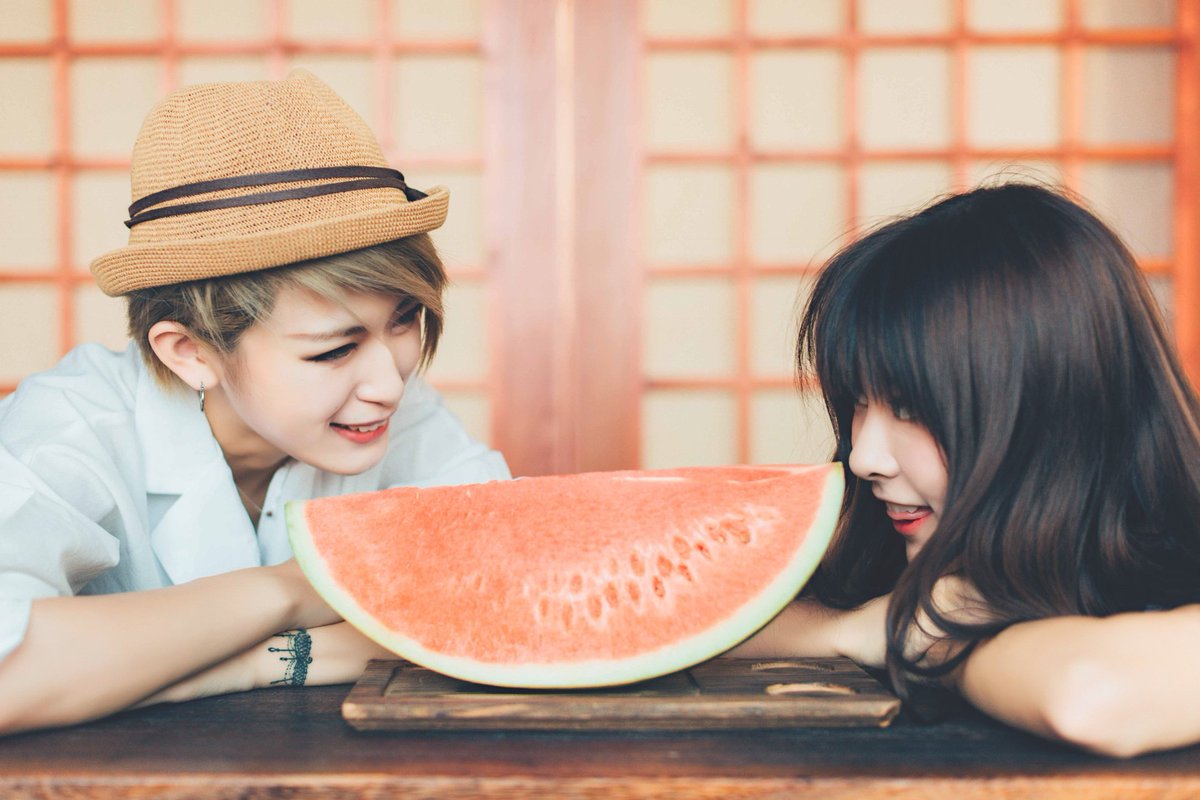 dddaimonsu's tweet photo. 1931の真実　夏の絵空事

#严云笙 (叶子 葉子 イエズ)
叶子の夏の写真、真夏の強い日差し、西瓜を片手に白い帽子と涼し気なワンピースで田舎の道を歩く姿

微博のタイトルは『夏日的和弦』となっていた
#姜京京 とスイカで睨めっこする写真も、かわいらしい
もう2度と来ない1931の夏 #1931女子偶像组合 https://t.co/JTdkvcLKAR