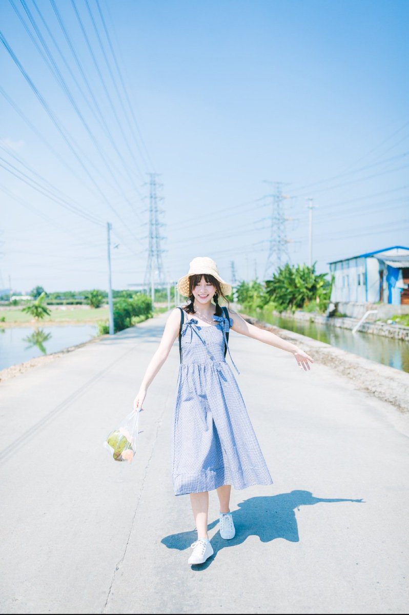 dddaimonsu's tweet photo. 1931の真実　夏の絵空事

#严云笙 (叶子 葉子 イエズ)
叶子の夏の写真、真夏の強い日差し、西瓜を片手に白い帽子と涼し気なワンピースで田舎の道を歩く姿

微博のタイトルは『夏日的和弦』となっていた
#姜京京 とスイカで睨めっこする写真も、かわいらしい
もう2度と来ない1931の夏 #1931女子偶像组合 https://t.co/JTdkvcLKAR