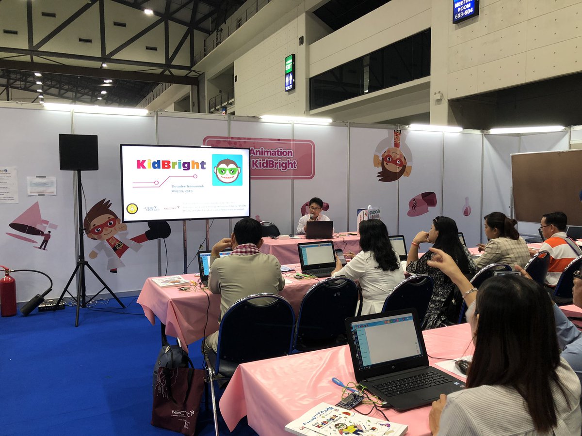 Am_Surapol's tweet photo. #งานสัปดาห์วิทยาศาสตร์ #อิมแพคอารีน่า #เมืองทองธานี #codingatschool #kidbright #nectec teaching teachers from Cambodia #เด็กเยอะจริงๆ #งานวันเด็กก็ไม่ใช่ https://t.co/4NAXDyJjyS