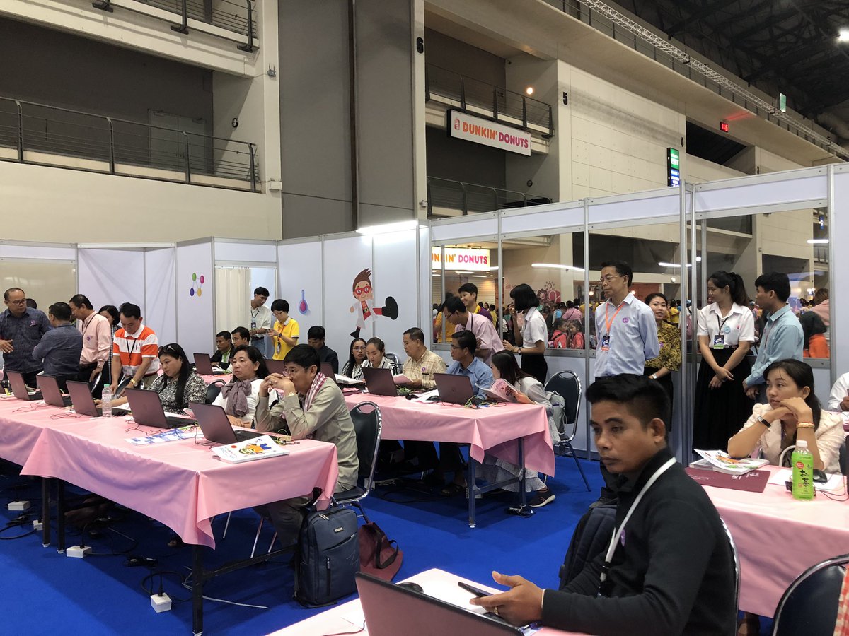 Am_Surapol's tweet photo. #งานสัปดาห์วิทยาศาสตร์ #อิมแพคอารีน่า #เมืองทองธานี #codingatschool #kidbright #nectec teaching teachers from Cambodia #เด็กเยอะจริงๆ #งานวันเด็กก็ไม่ใช่ https://t.co/4NAXDyJjyS