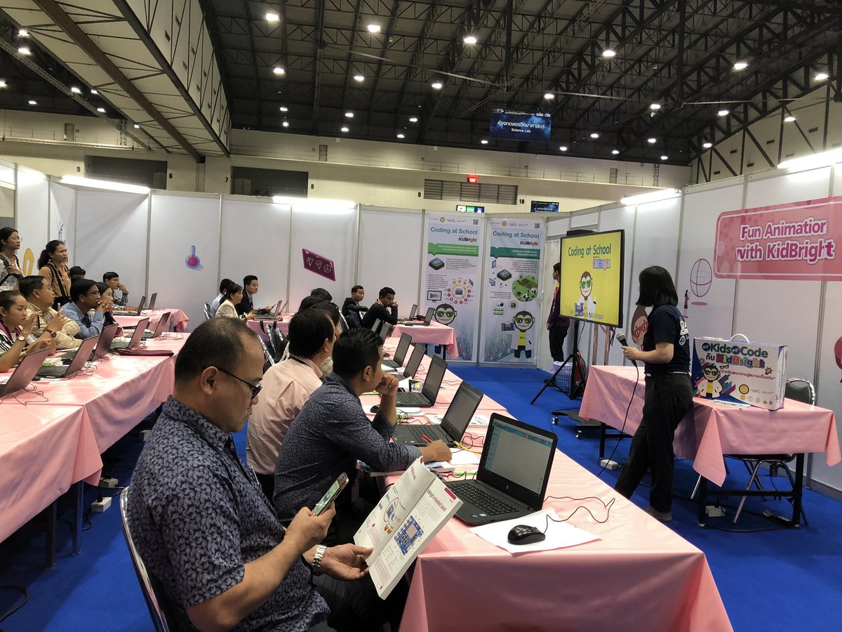 Am_Surapol's tweet photo. #งานสัปดาห์วิทยาศาสตร์ #อิมแพคอารีน่า #เมืองทองธานี #codingatschool #kidbright #nectec teaching teachers from Cambodia #เด็กเยอะจริงๆ #งานวันเด็กก็ไม่ใช่ https://t.co/4NAXDyJjyS