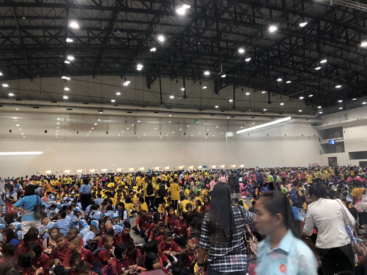 Am_Surapol's tweet photo. #งานสัปดาห์วิทยาศาสตร์ #อิมแพคอารีน่า #เมืองทองธานี #codingatschool #kidbright #nectec teaching teachers from Cambodia #เด็กเยอะจริงๆ #งานวันเด็กก็ไม่ใช่ https://t.co/4NAXDyJjyS