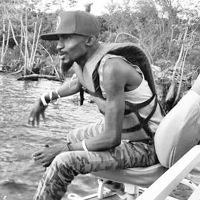 edenpaulfreeman's tweet photo. The day you died is the day I started knowing that death is real....Just remembering your cute voice that used to restore my mind...Kati nokuva wewafa tewakyali atuyimbira binyuma anti be weasle alekana bulekanyi.....
Rip our fallen soldier. https://t.co/hjj1jaW4R8