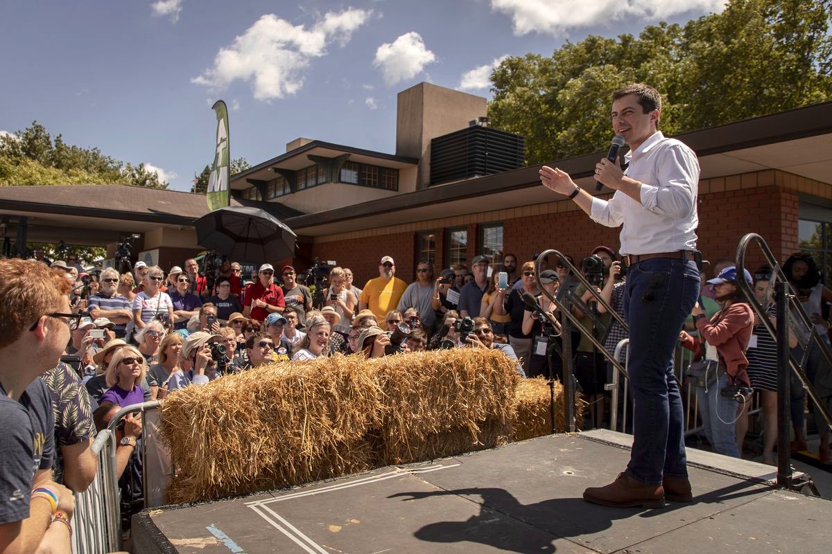 AdamPeters's tweet image. It’s official-
@PeteButtigieg finished 2nd with 18% in the #CastYourKernel #IAStateFair poll in a field of 23 candidates. 

In ‘07 Obama was 3rd behind Edwards &amp;amp; winner Hillary Clinton (1/3 of the Dem kernels were in her jar) in a field of 8.

Something is happening in Iowa. 👀